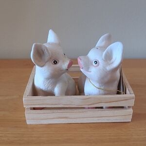 ADORABLE Ceramic Pig Salt and Pepper Shakers in a Wooden Crate